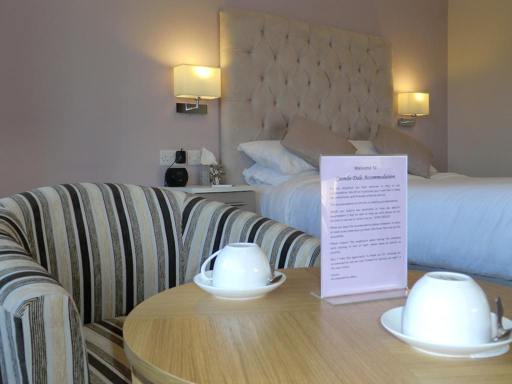 Coombe Dale Accommodation Lulsgate Bottom Room photo