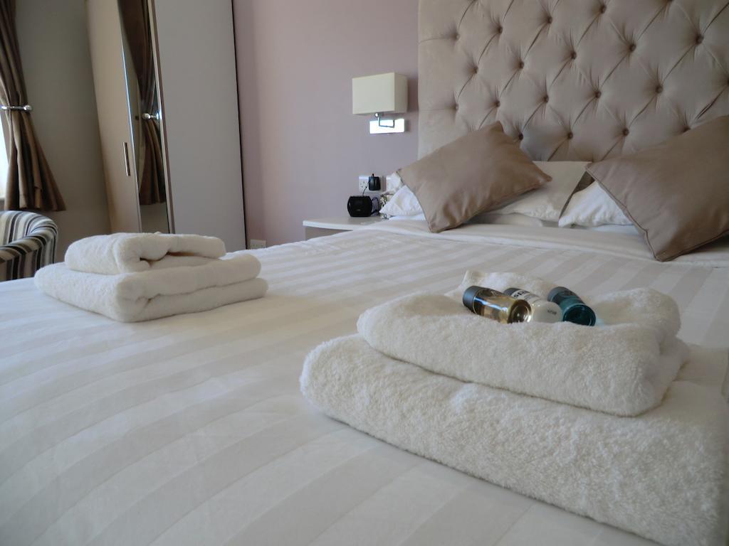 Coombe Dale Accommodation Lulsgate Bottom Room photo